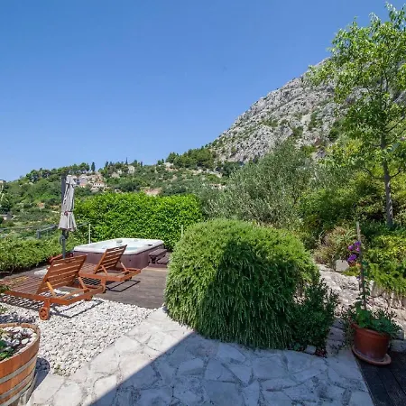 Luxurious In With Jacuzzi Holiday home