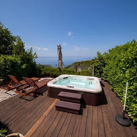Luxurious In With Jacuzzi *