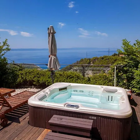 Luxurious In With Jacuzzi Holiday home