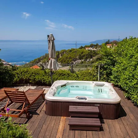 Luxurious In With Jacuzzi *